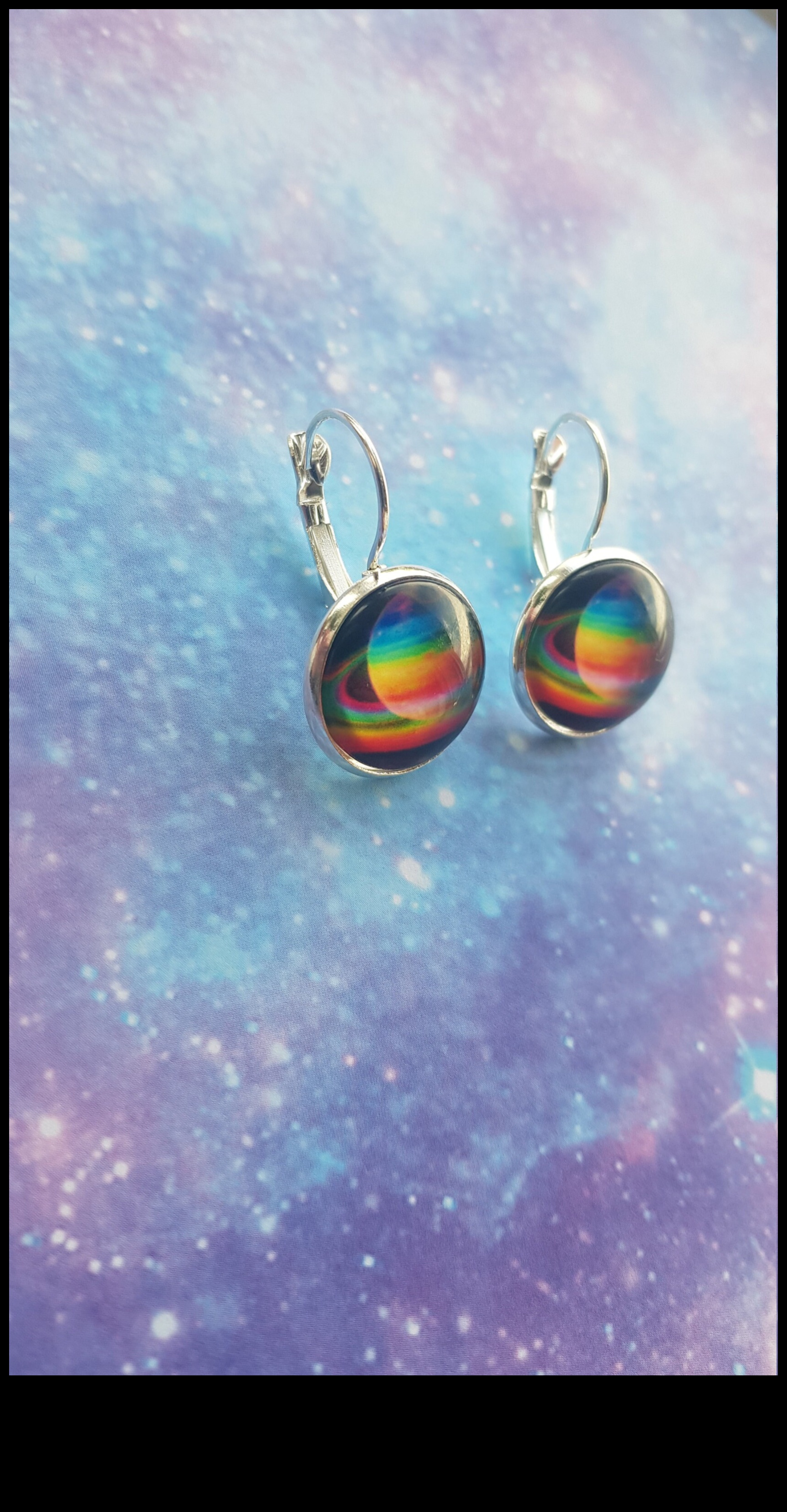 المجرة المتلألئة: انطلق في رحلة من التألق مع أقراطنا المجرية