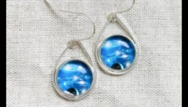 المجرة المتلألئة: انطلق في رحلة من التألق مع أقراطنا المجرية