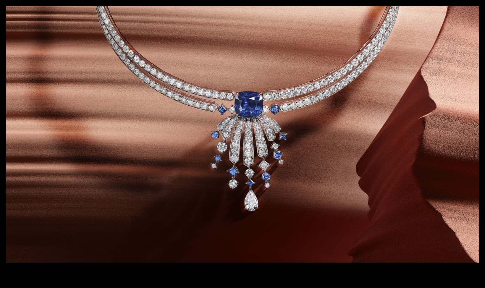 الواحة الفخمة: انغمس في الفخامة مع إبداعاتنا من القلائد المستوحاة من الواحة