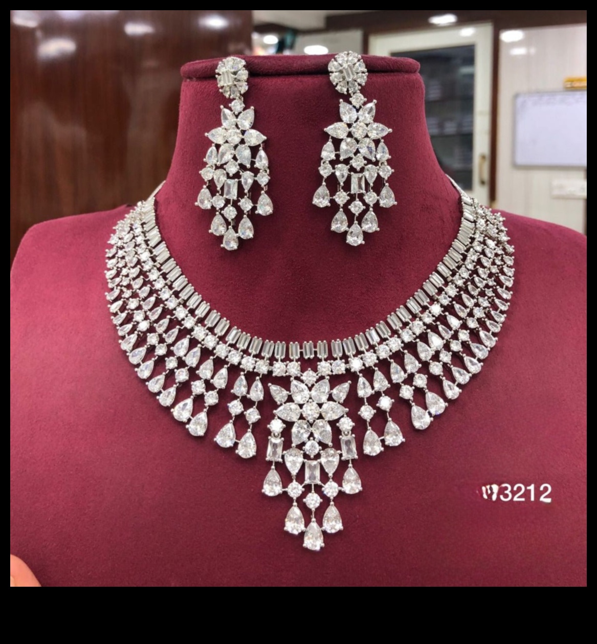 أناقة أبدية وروعة خالدة في كل زوج من أقراطنا 5 الأناقة الأبدية: روعة خالدة في كل زوج من أقراطنا