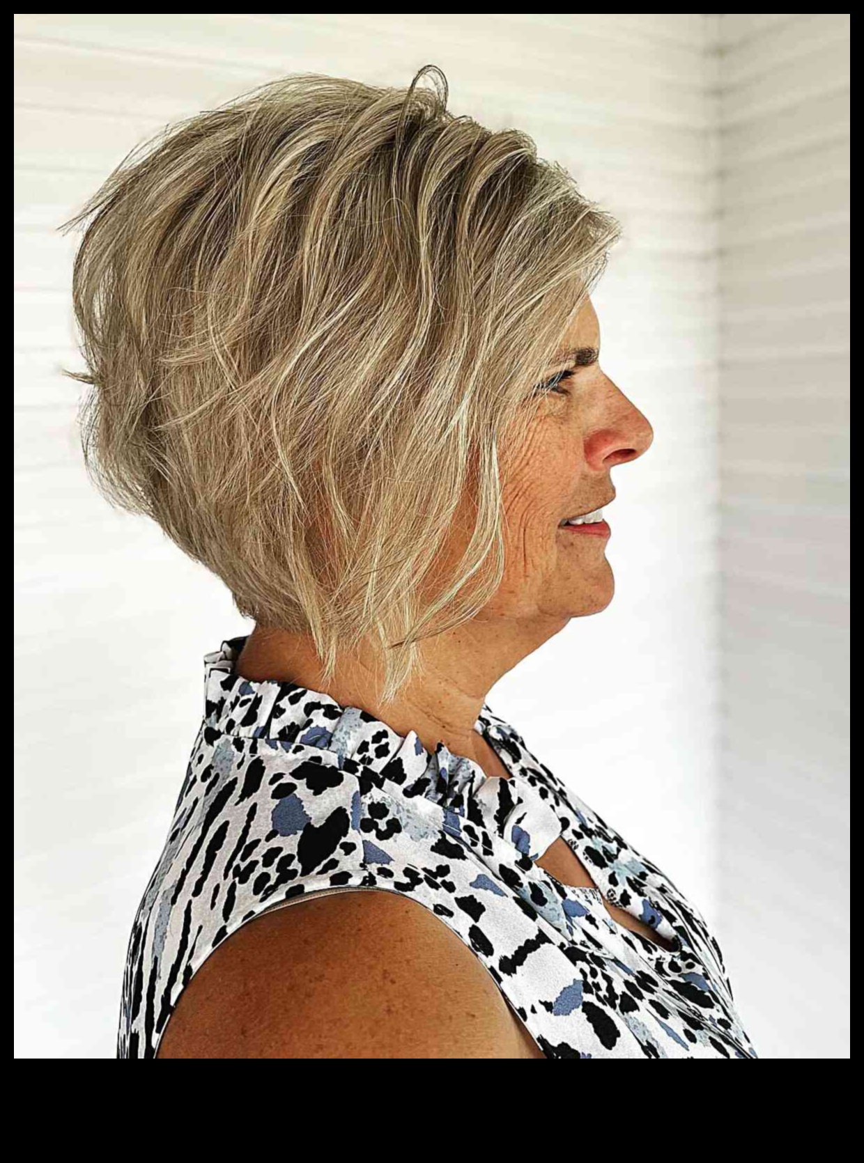 الأناقة اليومية تسريحات الشعر المتوسطة الأنيقة والعملية للنساء من جميع الأعمار 3 الأناقة اليومية: تسريحات الشعر المتوسطة الأنيقة والعملية