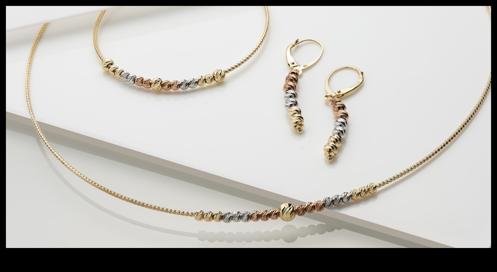 جاذبية مشعة: الكشف عن جمال المجوهرات الذهبية